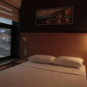 Otel Demir, İstanbul
